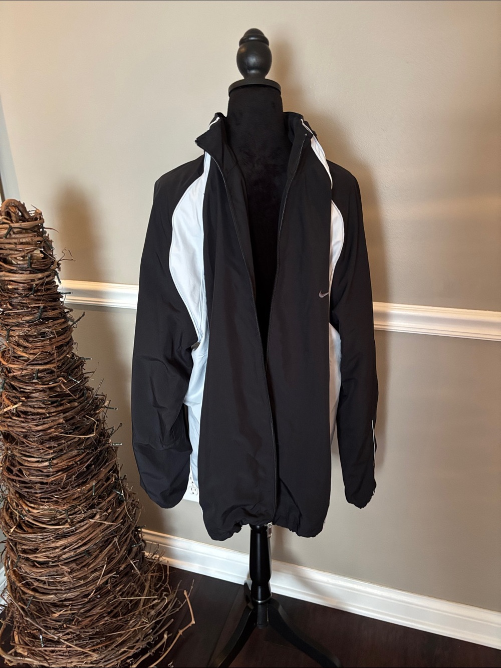 Nike Men's Black and White Athletic Windbreaker